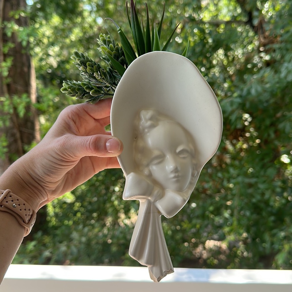 Haeger Pottery Vintage Off White Bonnet Lady Head Wall Pocket / Vase - FLAWED